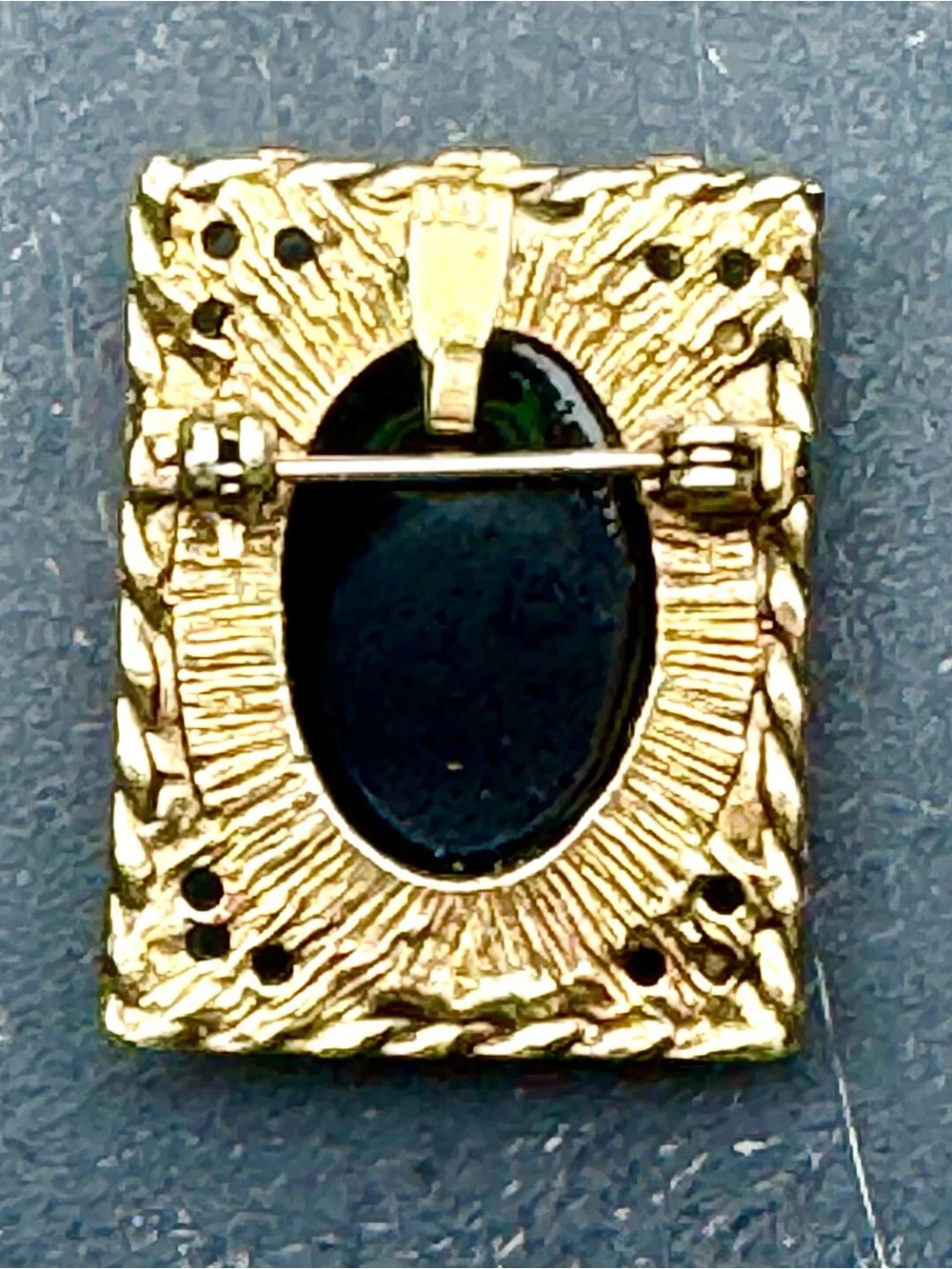Antique Victorian Cameo Brooch/Pendant in Gold with Brown Cameo